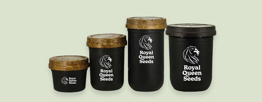 Moderne Royal Queen Seeds Behälter in verschiedenen Größen. Zeigt, wie sich die Cannabisverpackung weiterentwickelt hat, um die Produktqualität besser zu erhalten.