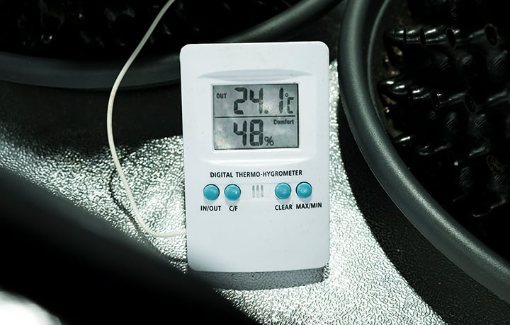 Digitales Thermo-Hygrometer, das eine Temperatur von 24°C und eine Luftfeuchtigkeit von 48% anzeigt, für eine genaue Überwachung des Innenklimas.