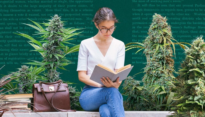 Junge Frau liest ein Buch, umgeben von üppigen Cannabispflanzen in einem lebendigen Garten, die Entspannung und Natur hervorheben.