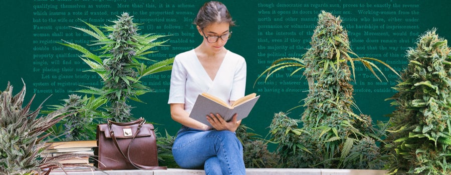 Junge Frau liest ein Buch, umgeben von üppigen Cannabispflanzen in einem lebendigen Garten, die Entspannung und Natur hervorheben.