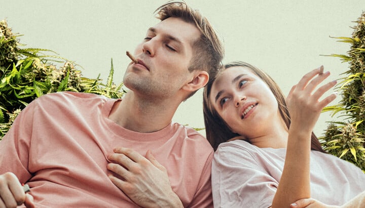 Ein Mann in einem rosa T-Shirt, der einen brennenden Joint raucht, und eine lächelnde Frau in einem weißen T-Shirt entspannen sich zusammen, umgeben von üppigen Cannabispflanzen, die die Verbindung zwischen Cannabiskultur und Entspannung hervorheben.