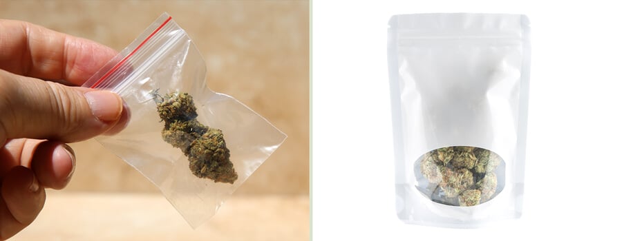 Vergleich der Cannabisverpackungen: eine durchsichtige Plastiktüte und eine moderne Mylar-Tüte. Hebt die Entwicklung der Cannabisverpackung von einfachen Methoden zu fortschrittlichen Konservierungslösungen hervor.